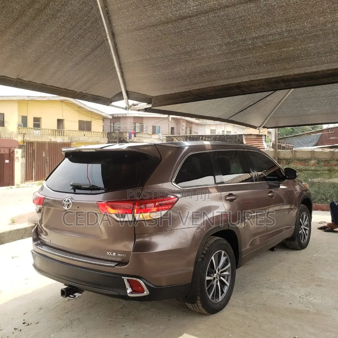 Toyota Highlander XLE 4x4 V6 (3.5L 6cyl 8A) 2017 Brown