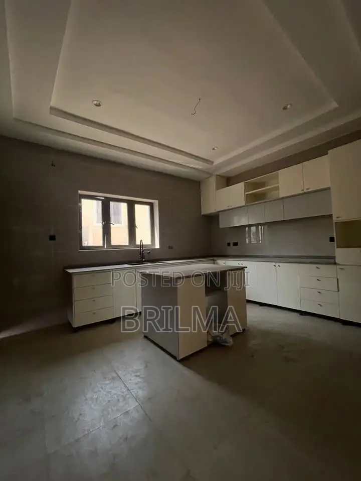5bdrm Duplex in Apo District for sale