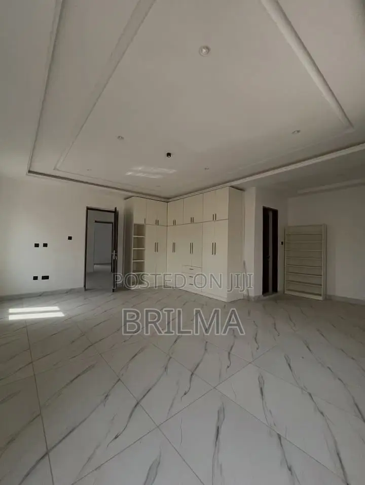 5bdrm Duplex in Apo District for sale