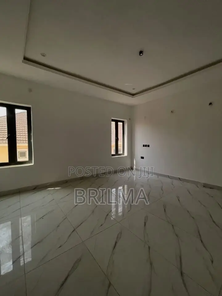 5bdrm Duplex in Apo District for sale