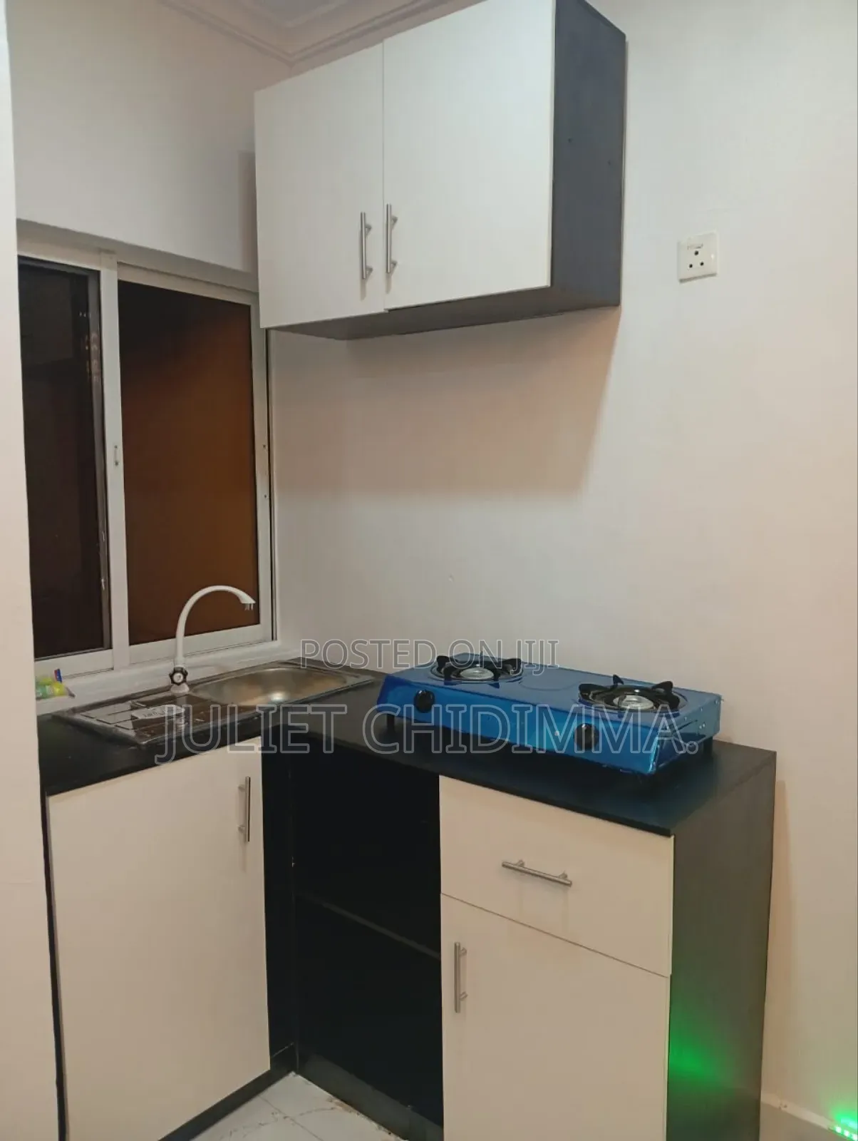 A Mini L Shaped Kitchen Cabinets
