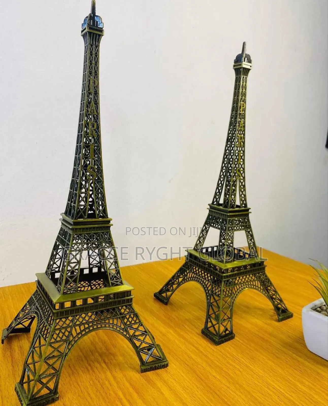 Eiffel Tower Table Art