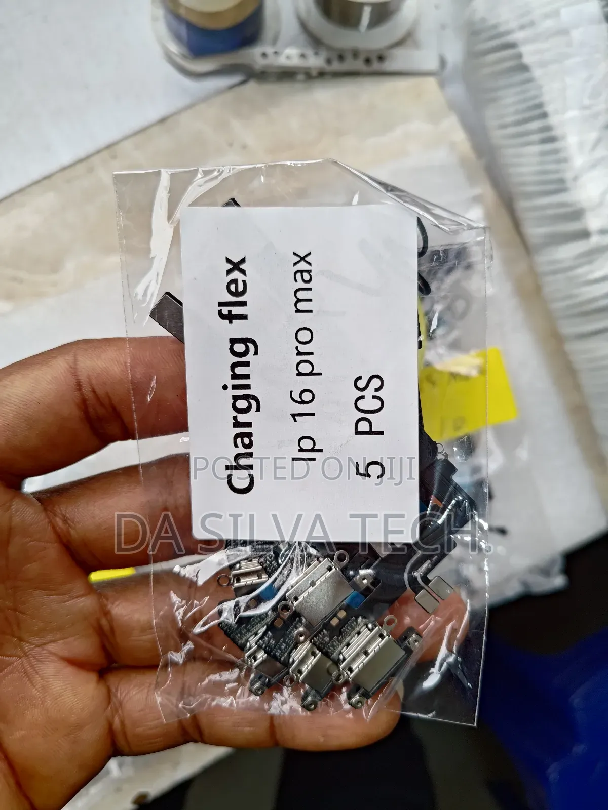 iPhone 16 Pro Max Charging Flex