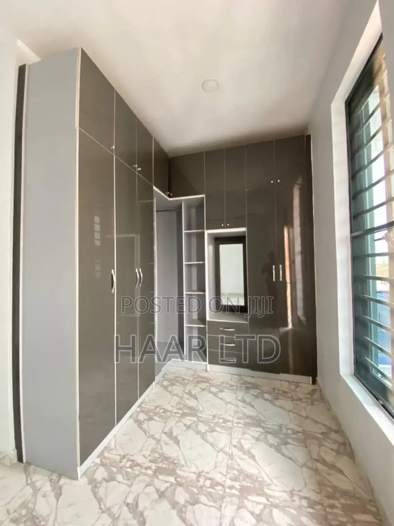 4bdrm Duplex in Chevron for rent