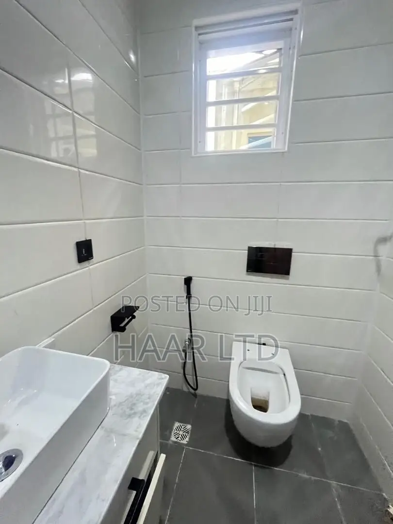 5bdrm Duplex in Ikota for rent