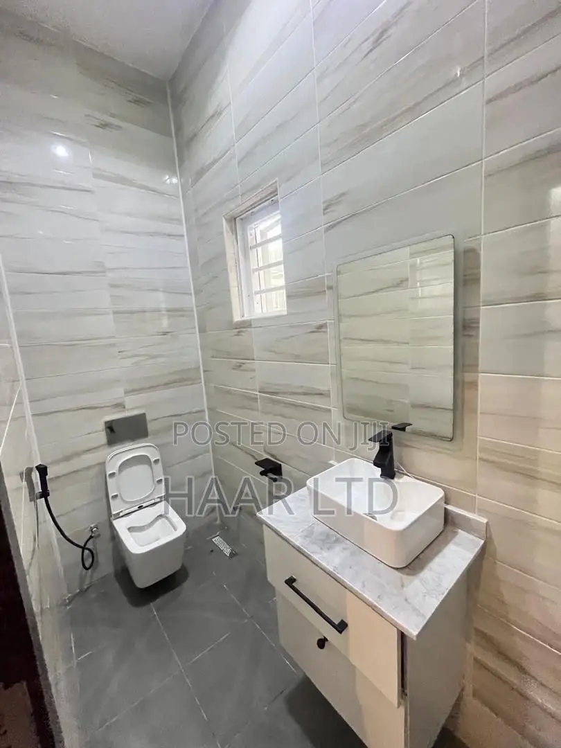 5bdrm Duplex in Ikota for rent