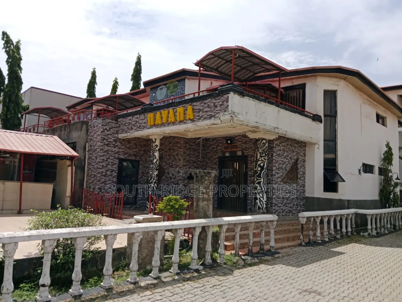 An Expandable Superbly Located 30-Room Hotel
