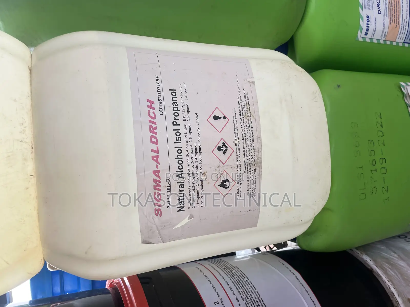 Container of Sigma-Aldrich Natural Alcohol Isol Propanol.