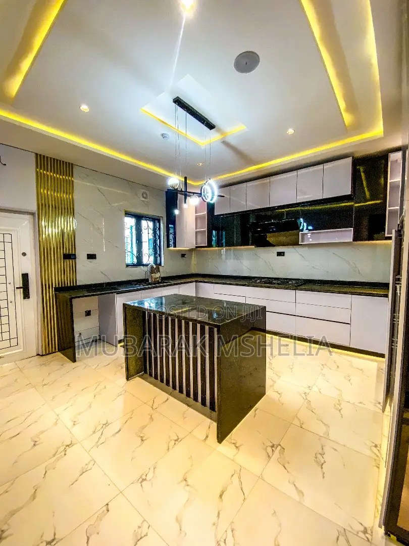 5bdrm Duplex in Kado for sale
