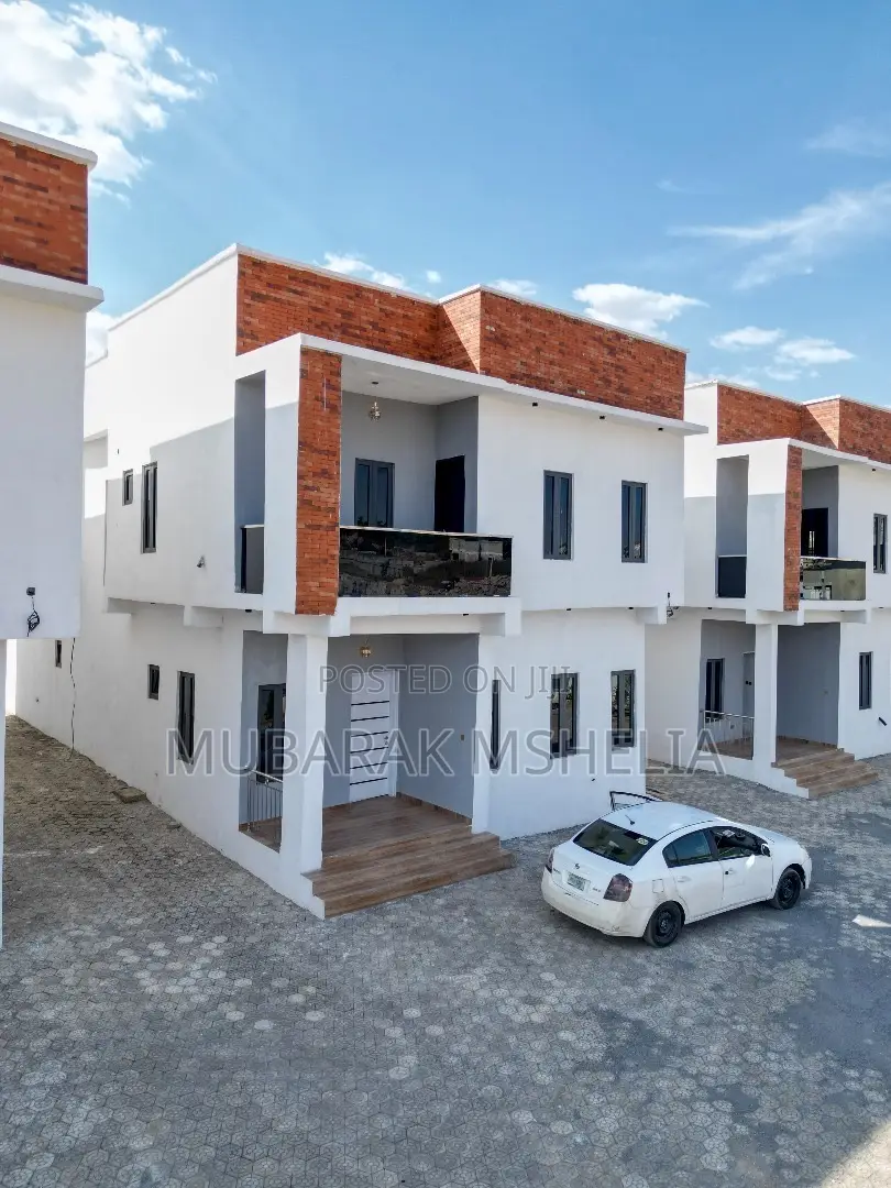 5bdrm Duplex in Guzape District for sale