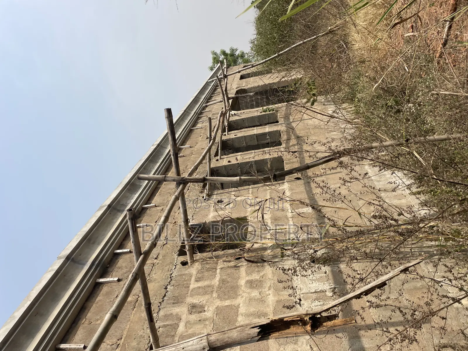 An Uncompleted 4 Bedroom Flat on a Full Plot of Land