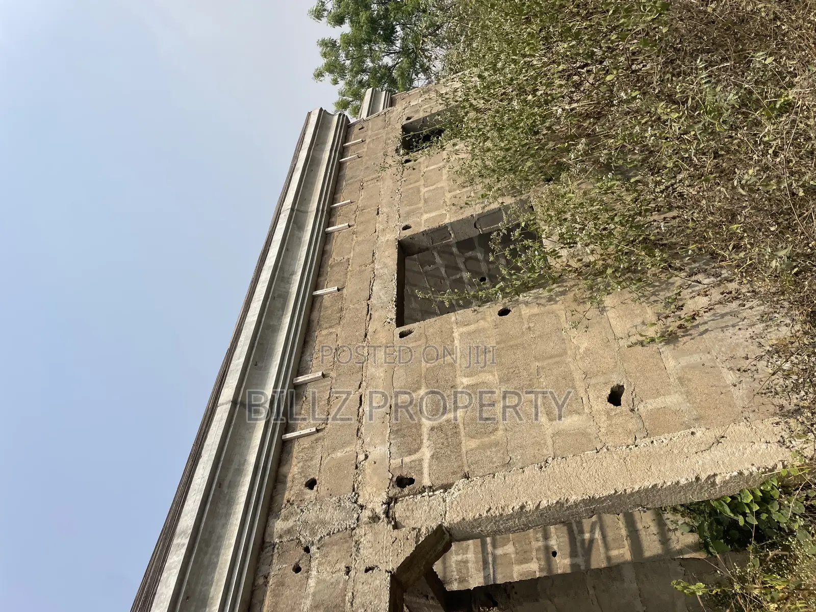An Uncompleted 4 Bedroom Flat on a Full Plot of Land