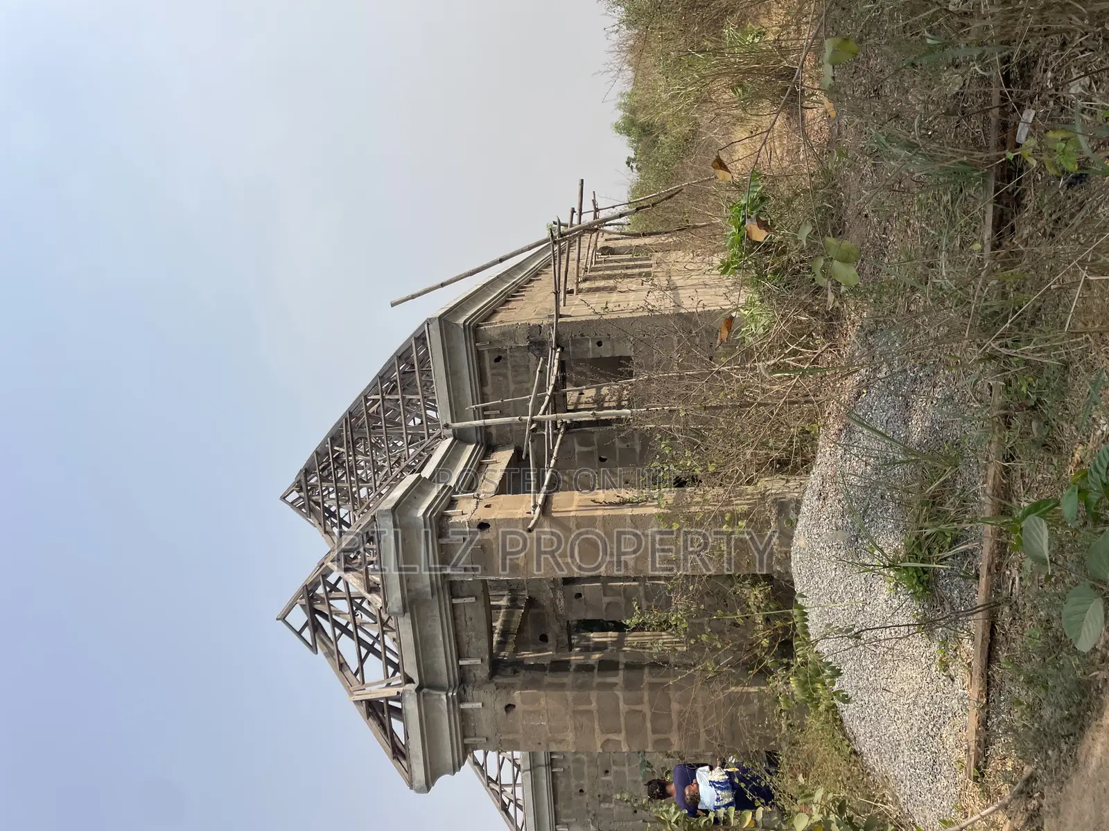An Uncompleted 4 Bedroom Flat on a Full Plot of Land