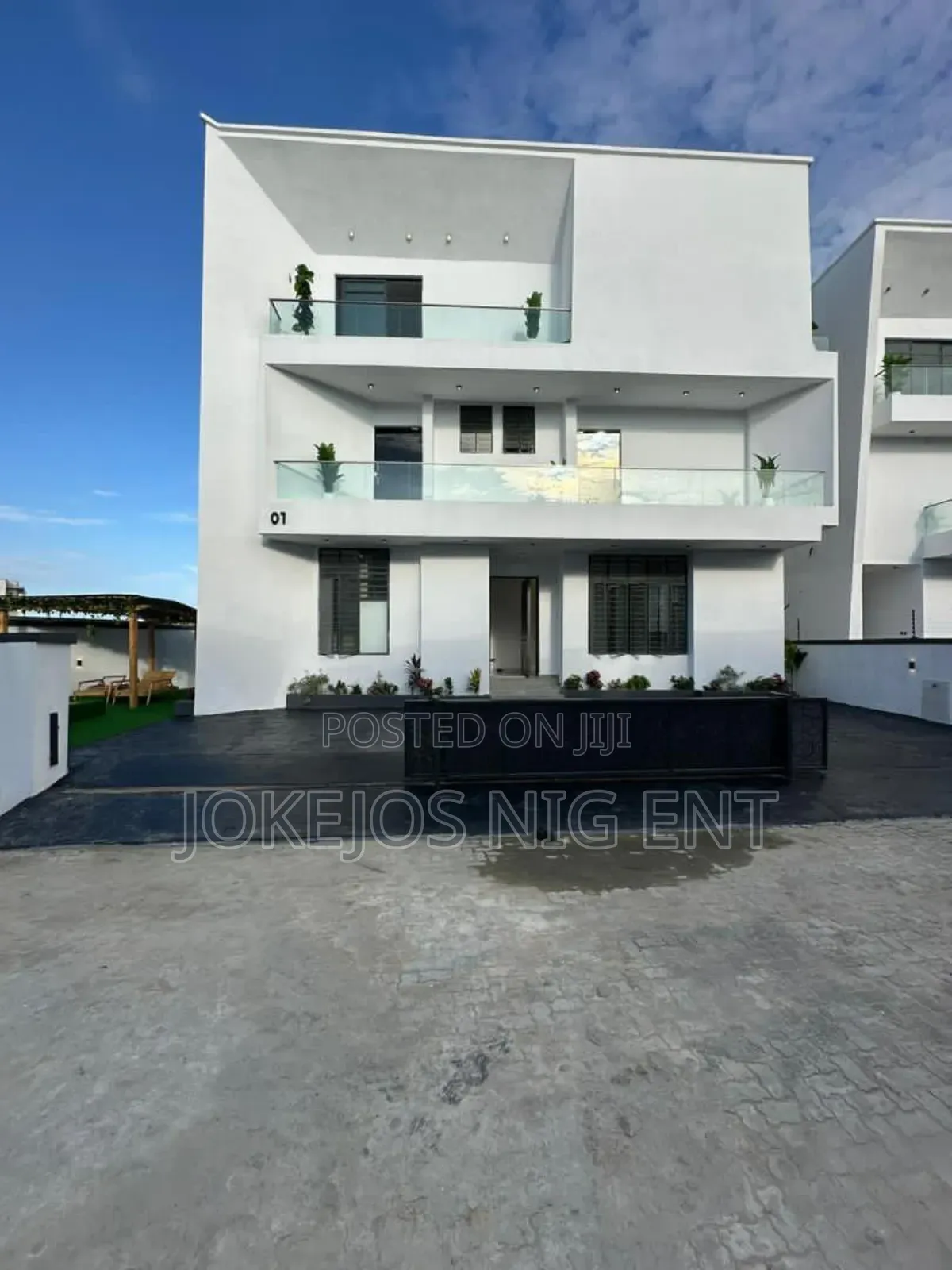 5bdrm Duplex in Chevron for sale