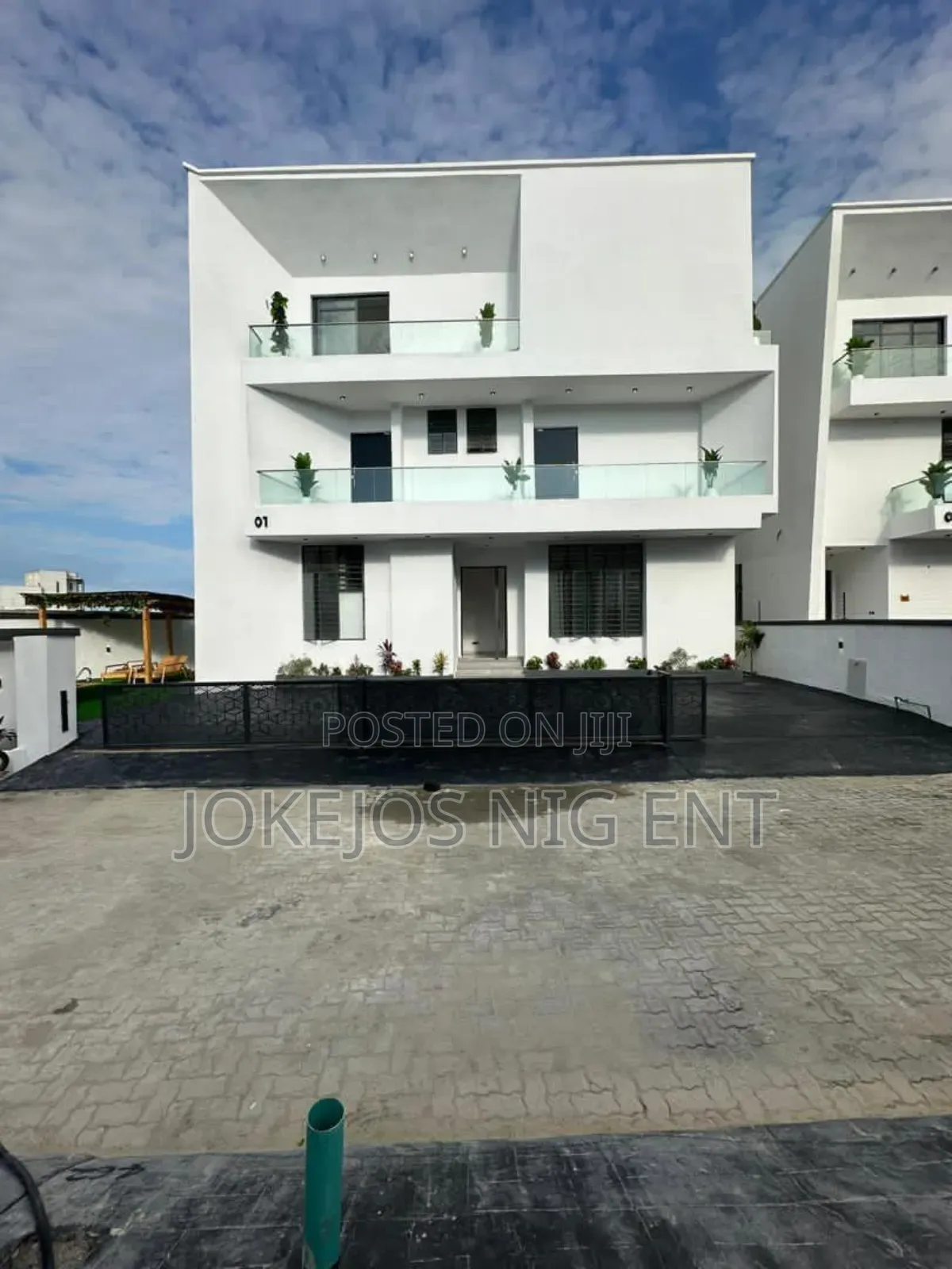 5bdrm Duplex in Chevron for sale