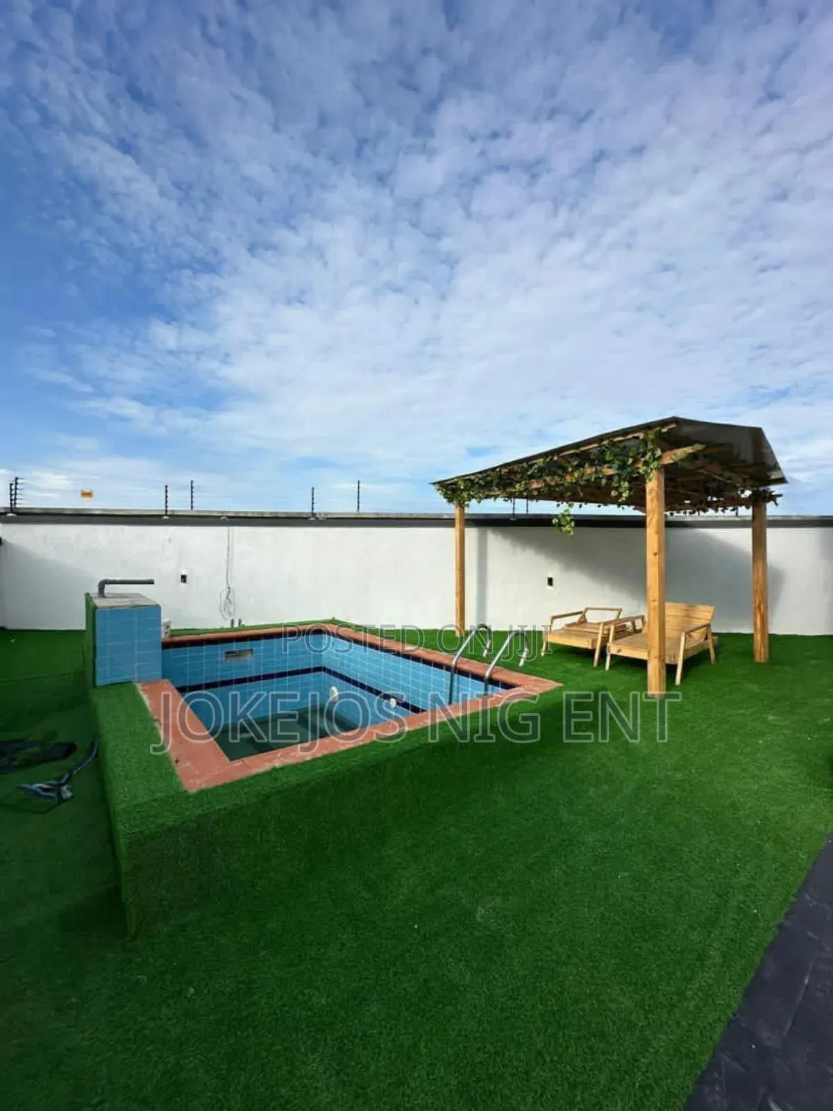 5bdrm Duplex in Chevron for sale