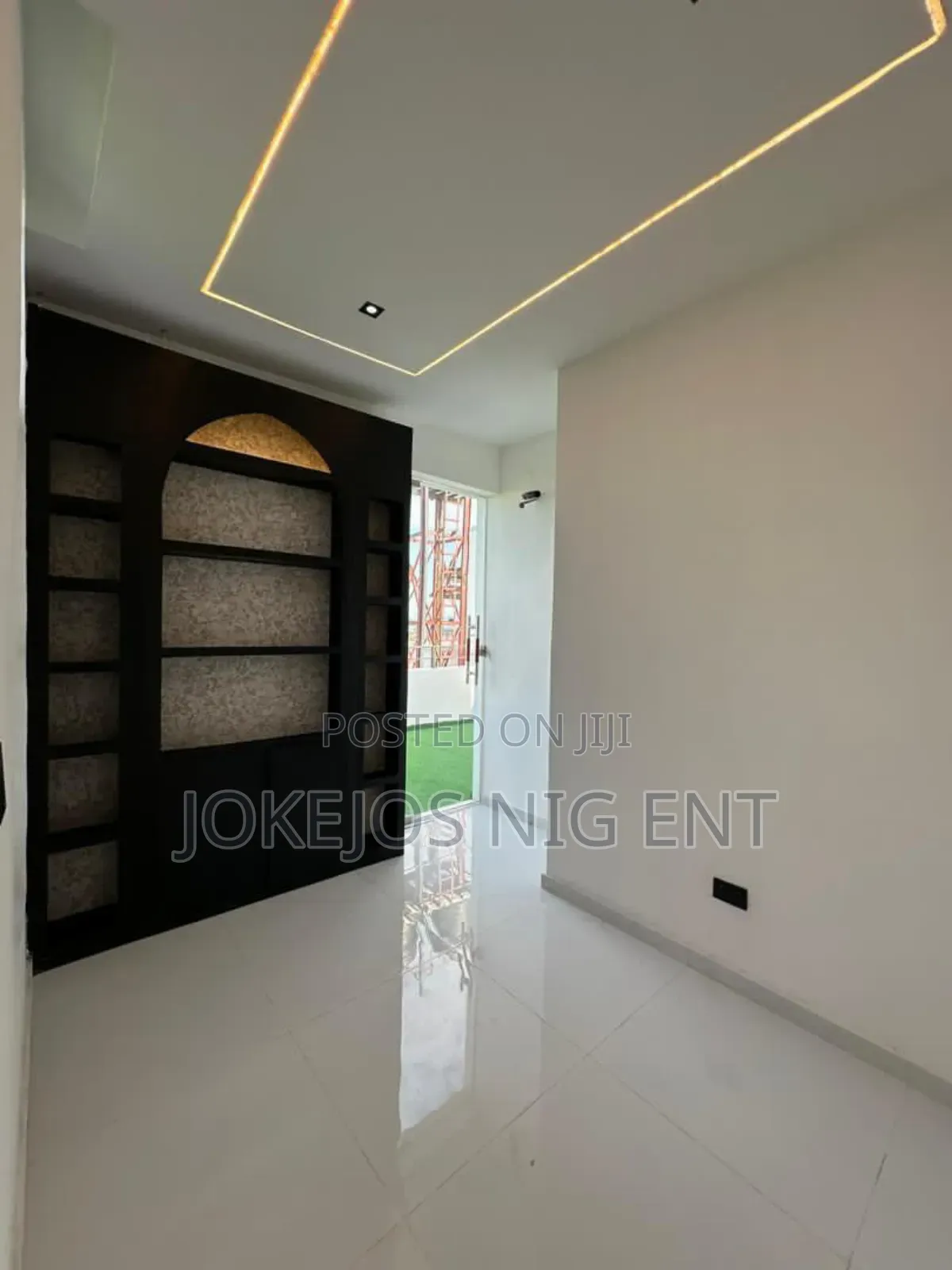 5bdrm Duplex in Chevron for sale