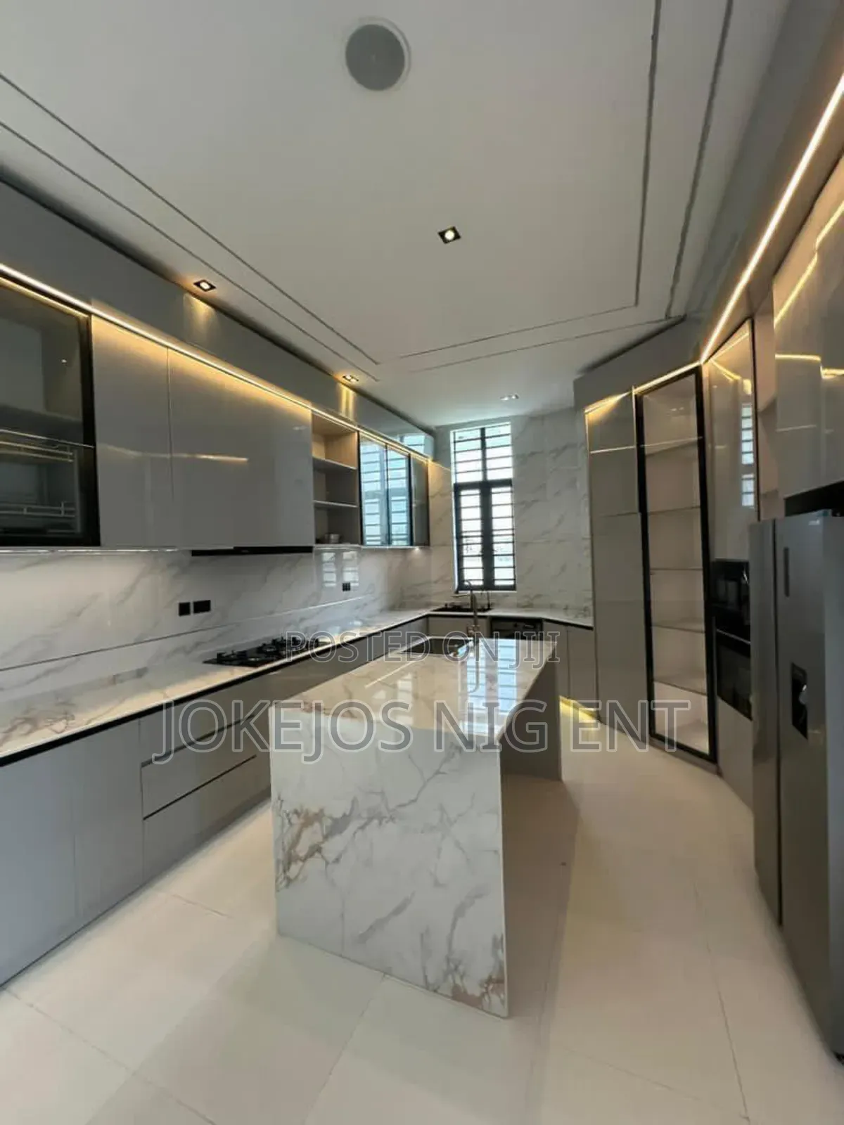 5bdrm Duplex in Chevron for sale