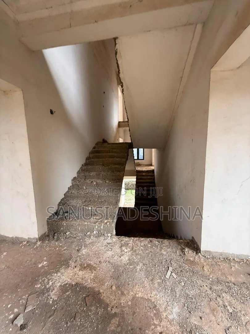 5bdrm Duplex in Jahi Gilmore,Very for sale