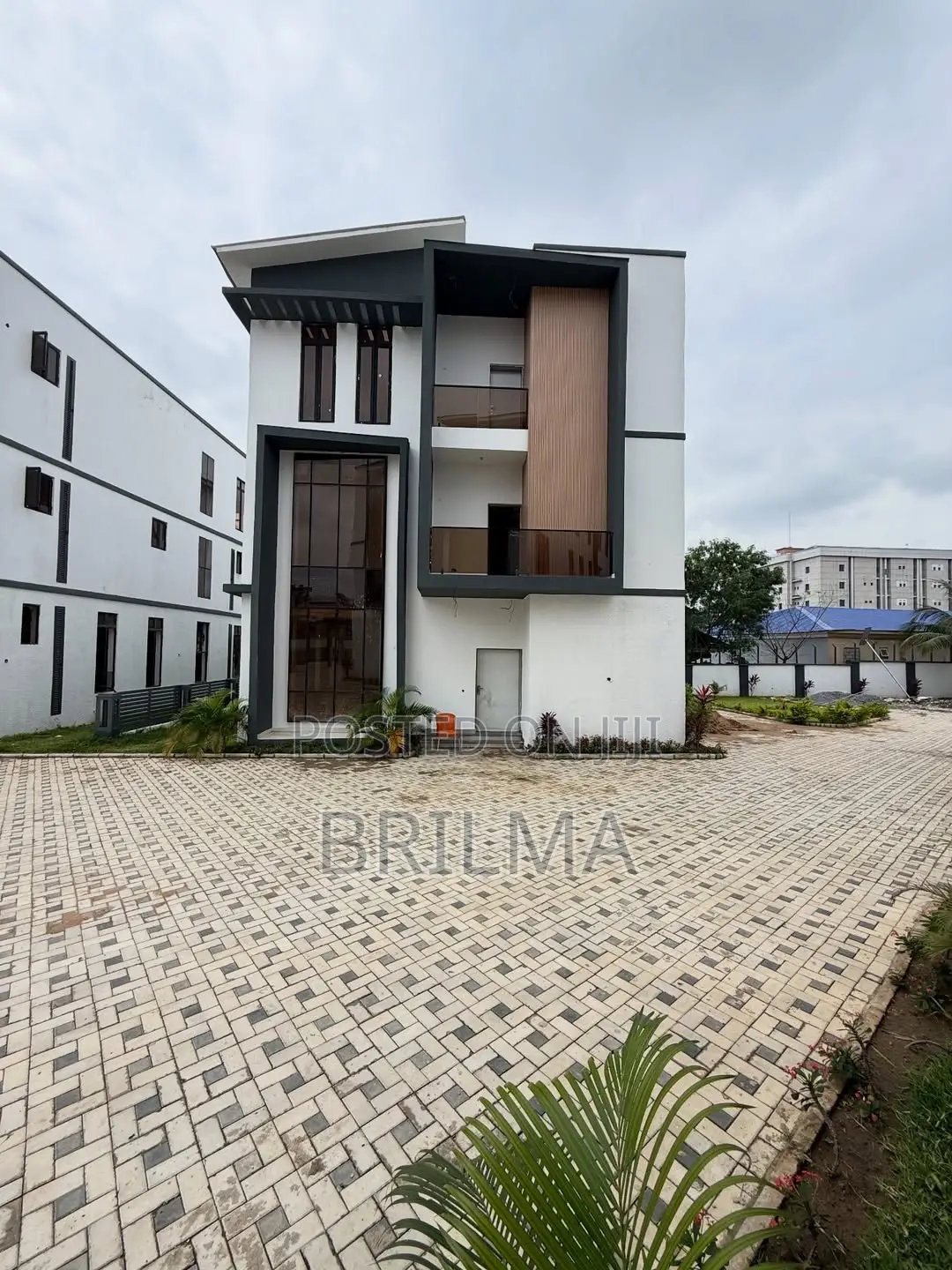 6bdrm Duplex in Mabushi for sale