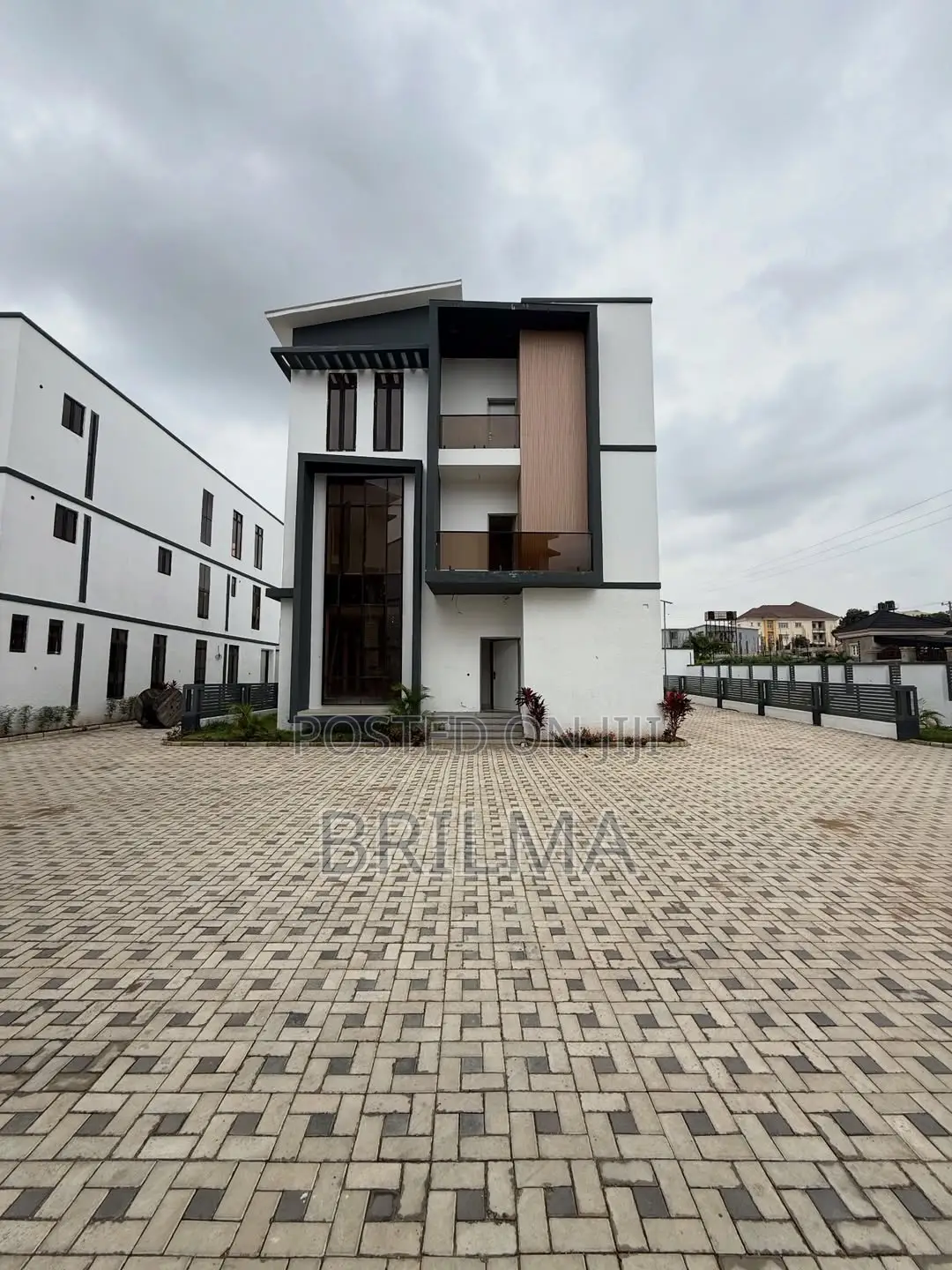6bdrm Duplex in Mabushi for sale