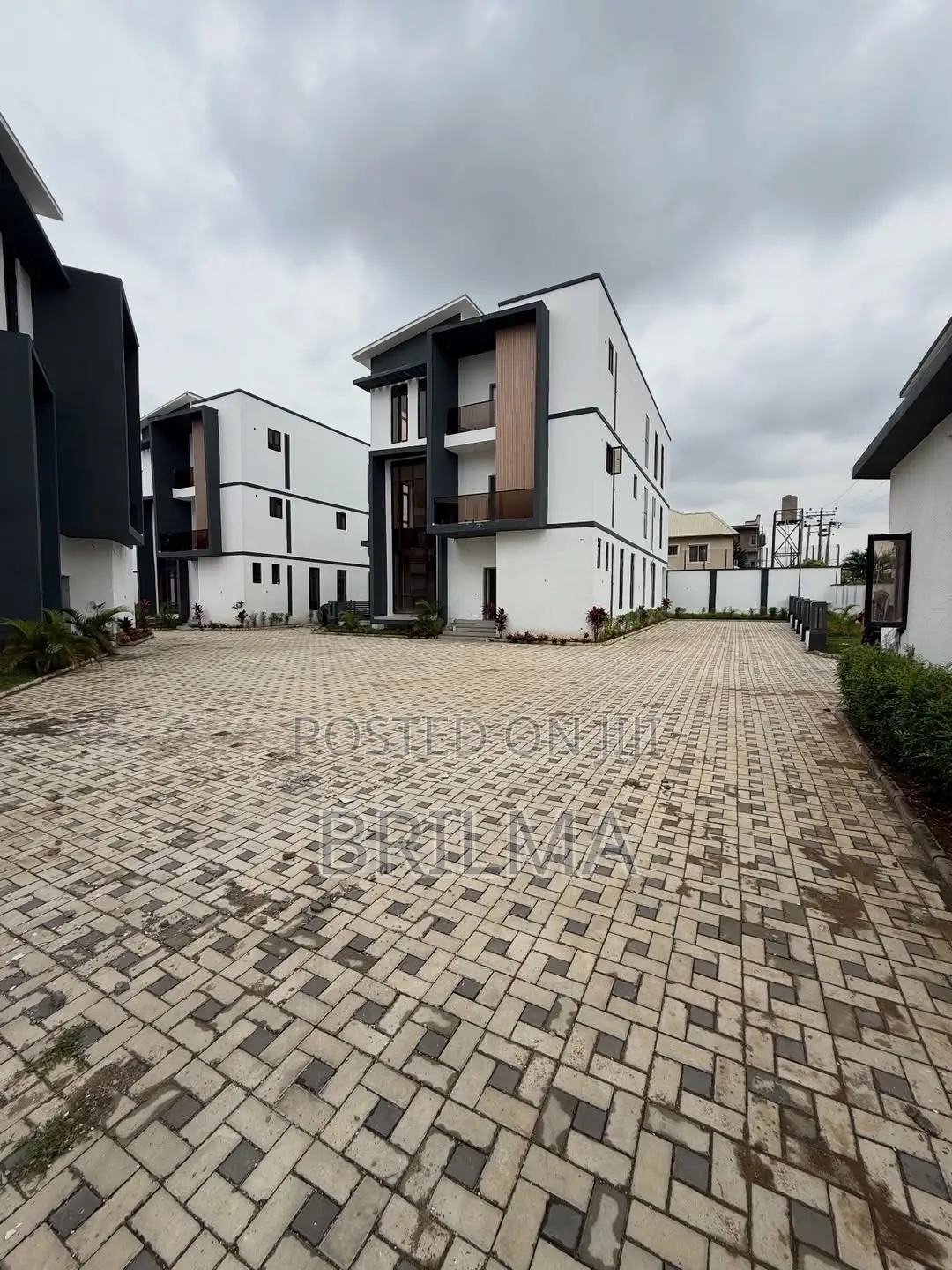6bdrm Duplex in Mabushi for sale