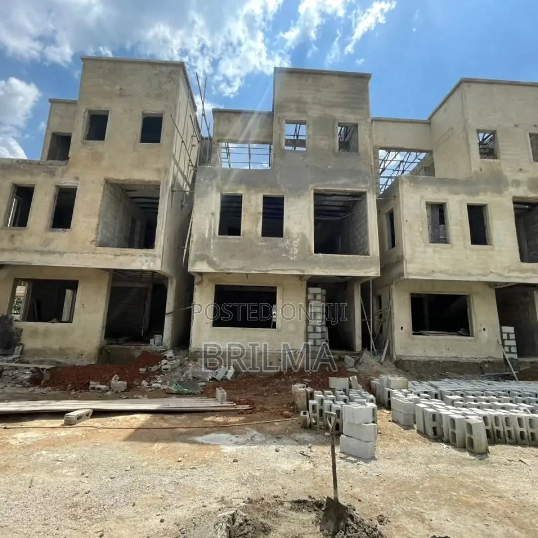 4bdrm Duplex in Gaduwa for sale