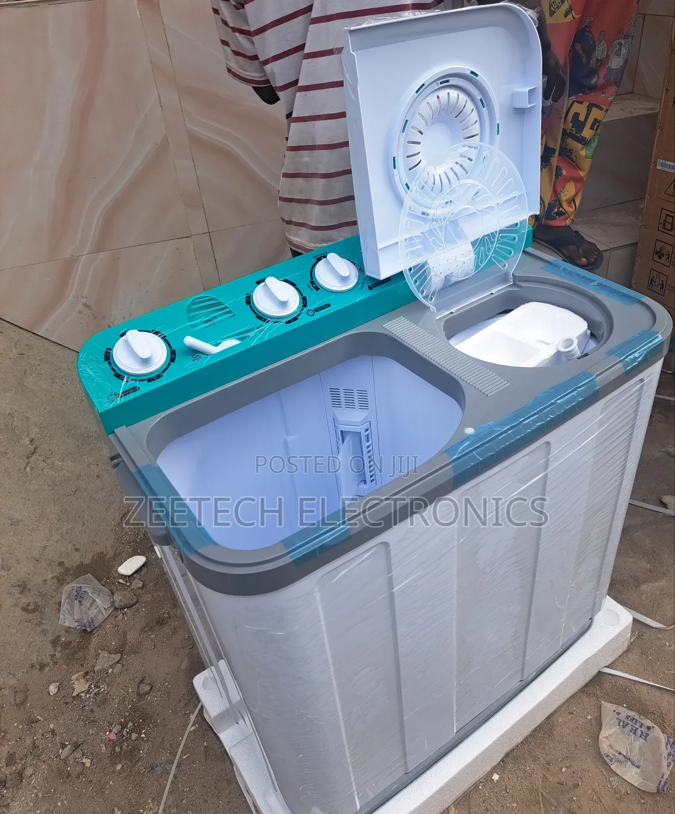 Hisense 7.5kg Twin Tub Semi-Automatic Top-Load Washing Machine.