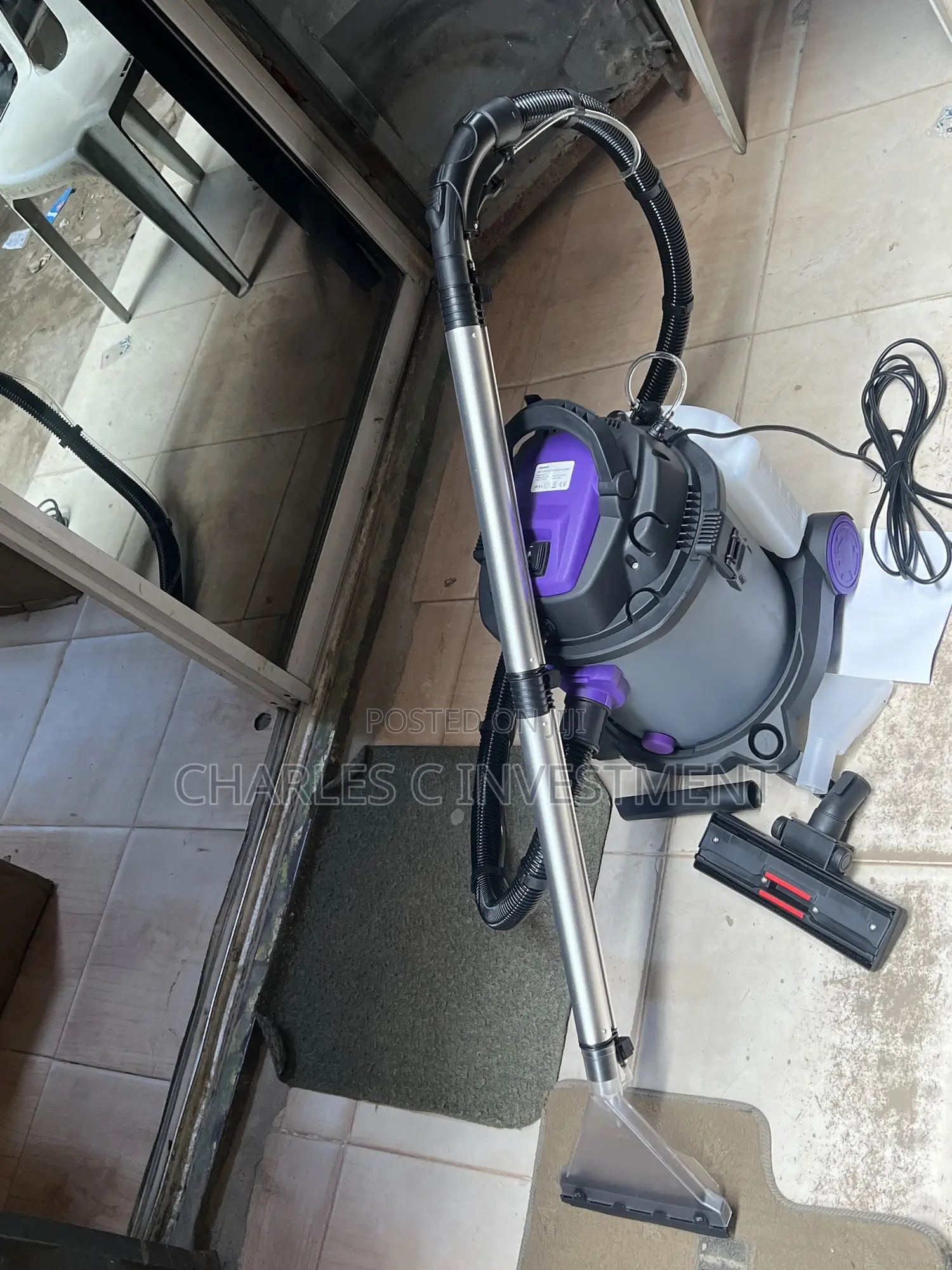 Wet Dry Upholstery Vacuum Cleaner With Blowing Function.