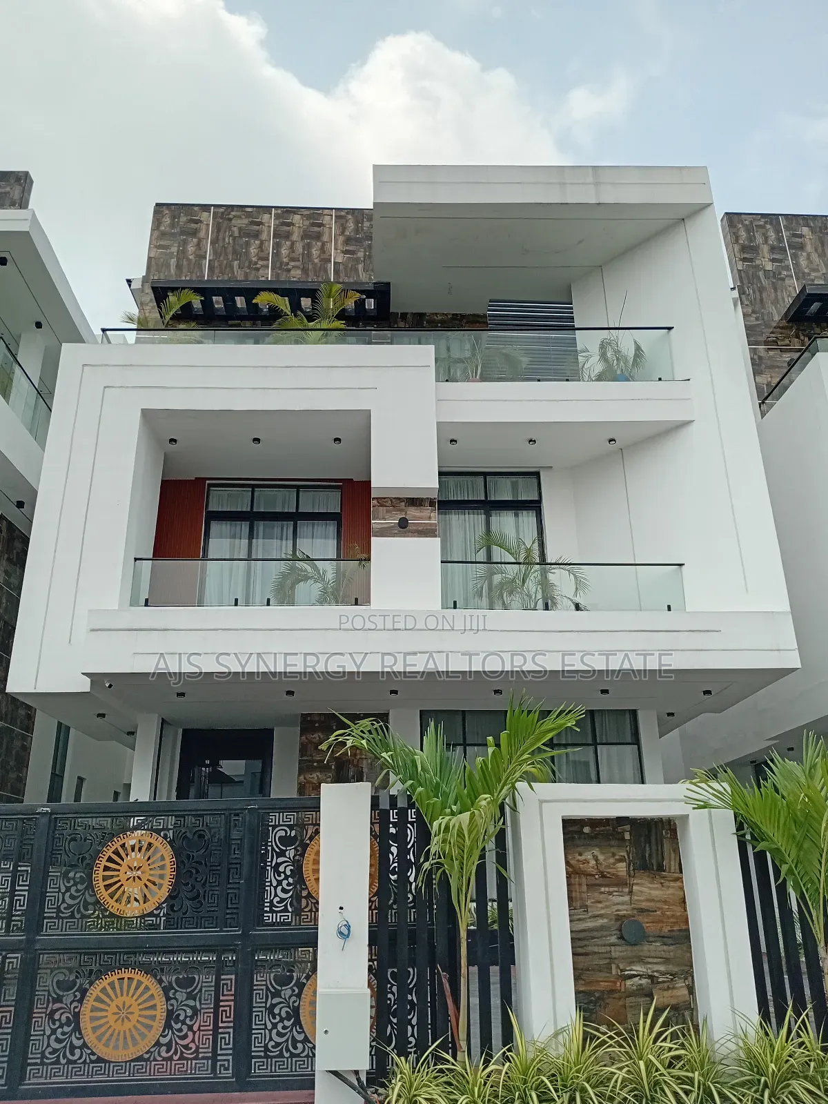 6bdrm Duplex in Chevron for sale