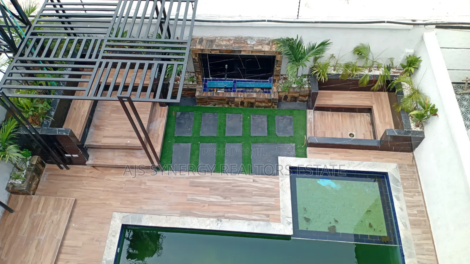 6bdrm Duplex in Chevron for sale