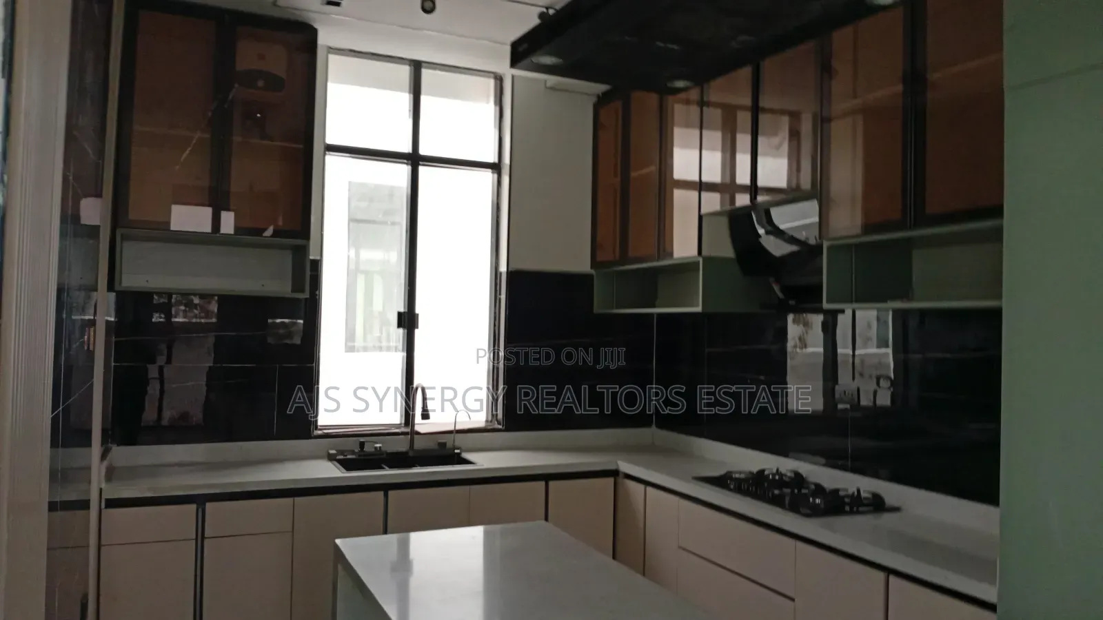 6bdrm Duplex in Chevron for sale