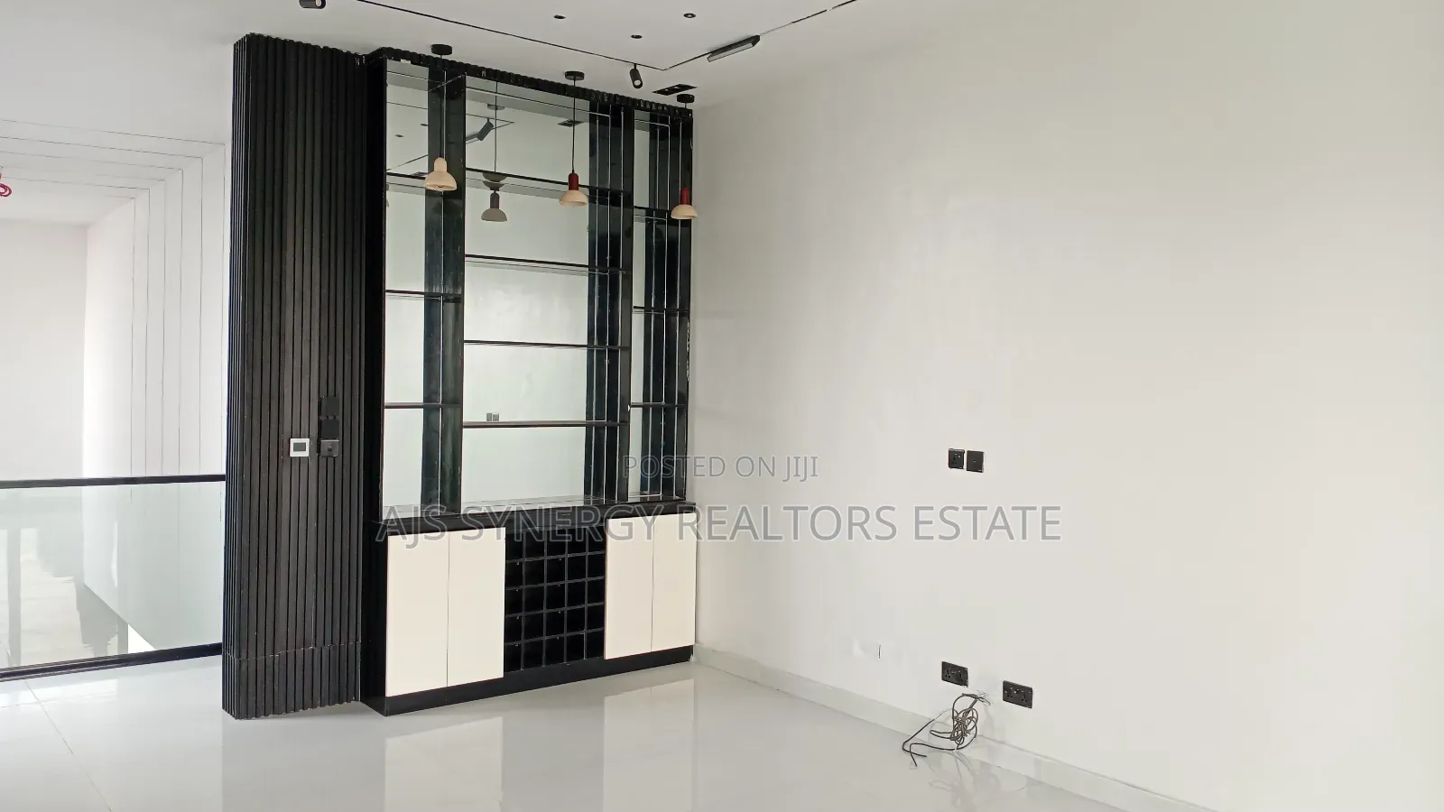 6bdrm Duplex in Chevron for sale
