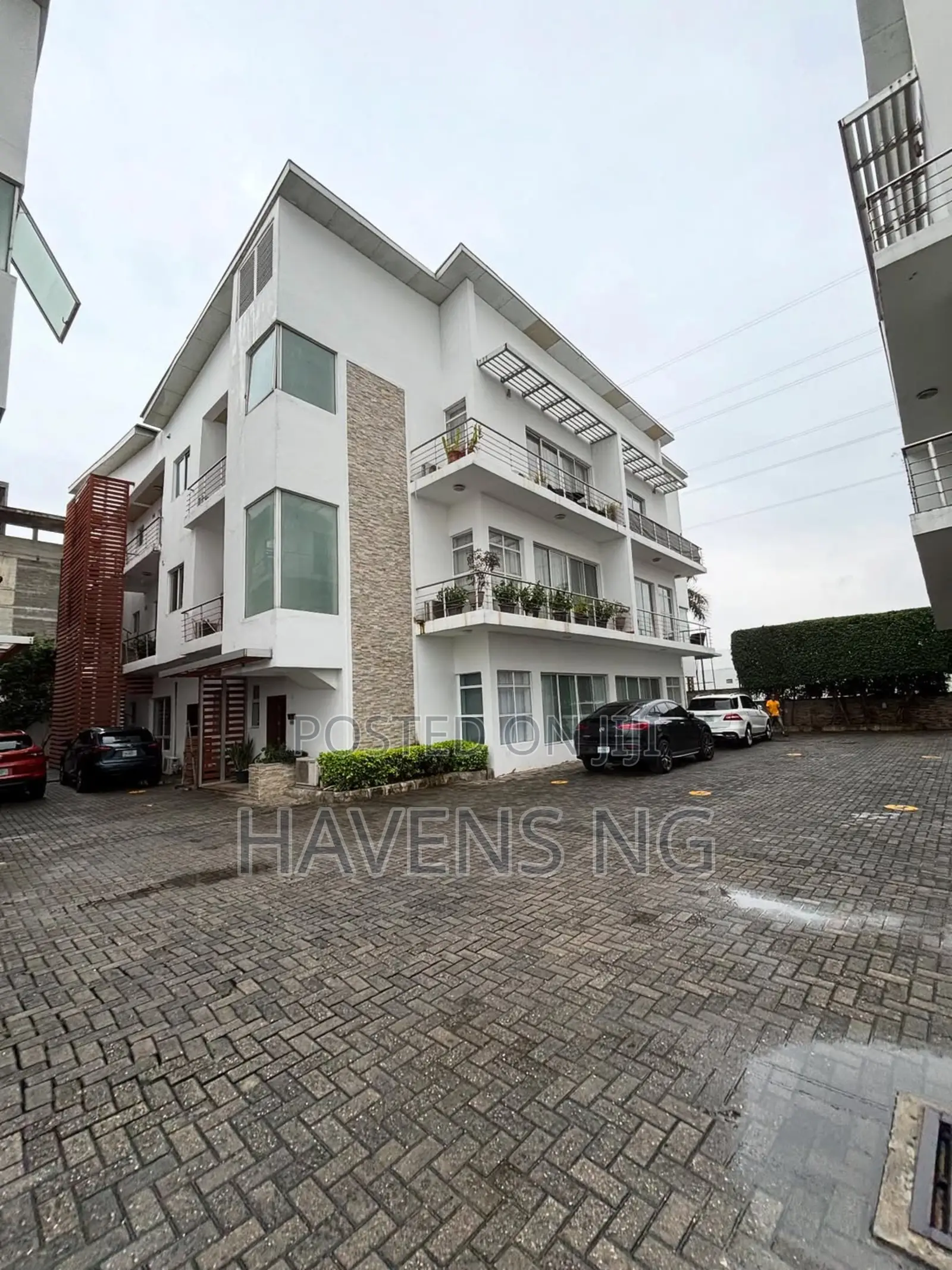 3bdrm Duplex in Banana Island for sale