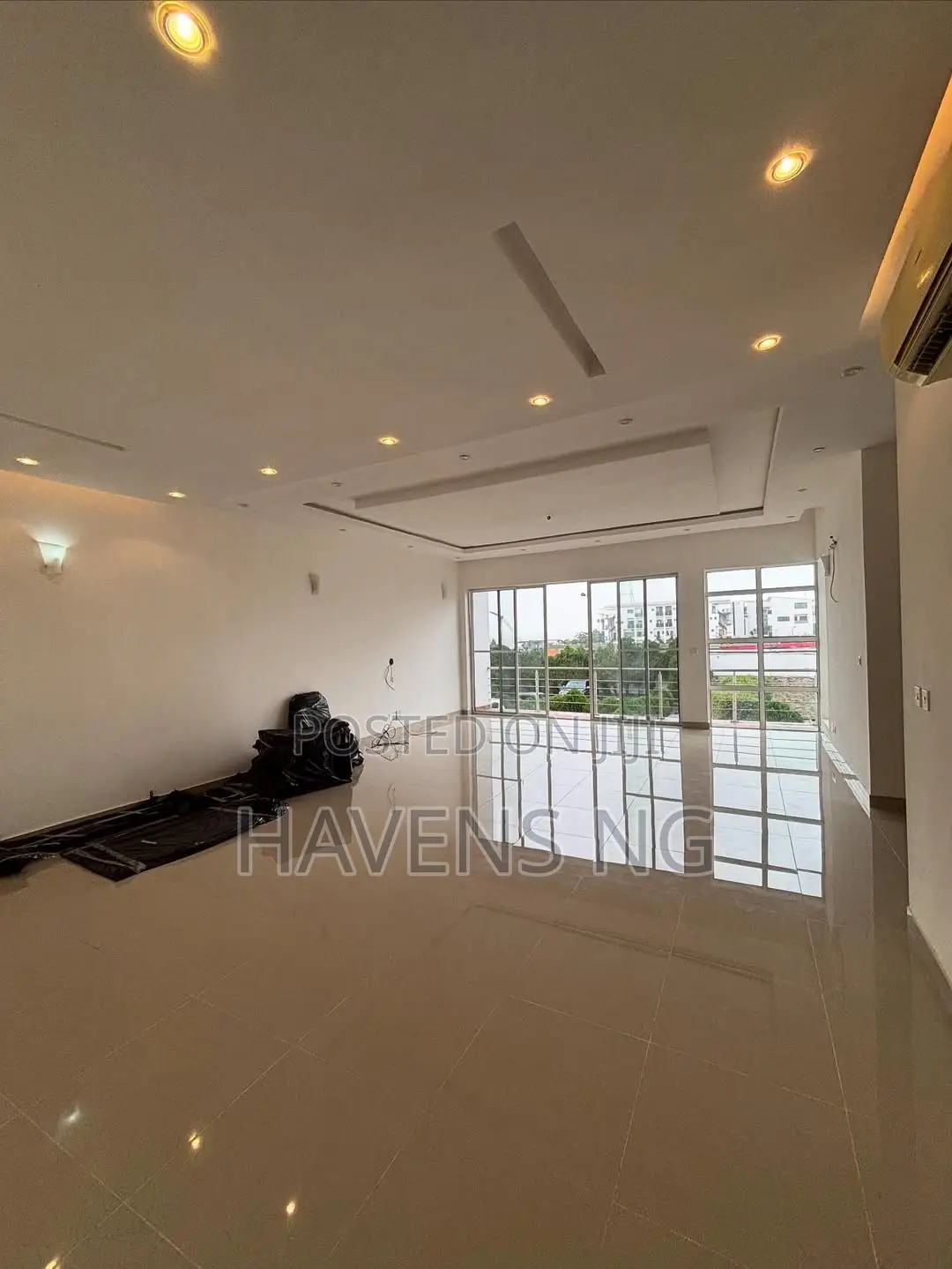 3bdrm Duplex in Banana Island for sale