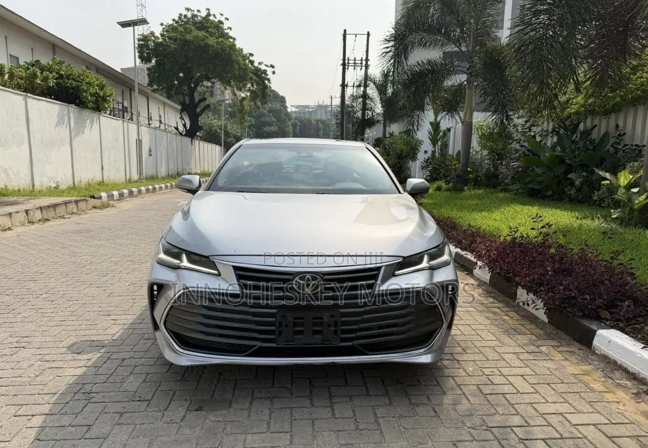 Toyota Avalon Limited FWD Sedan (3.5L V6 8A) 2019 White
