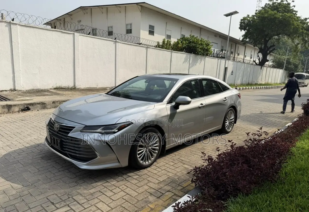 Toyota Avalon Limited FWD Sedan (3.5L V6 8A) 2019 White