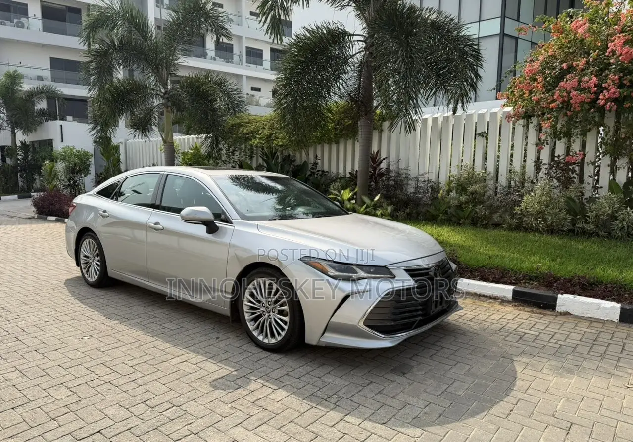 Toyota Avalon Limited FWD Sedan (3.5L V6 8A) 2019 White