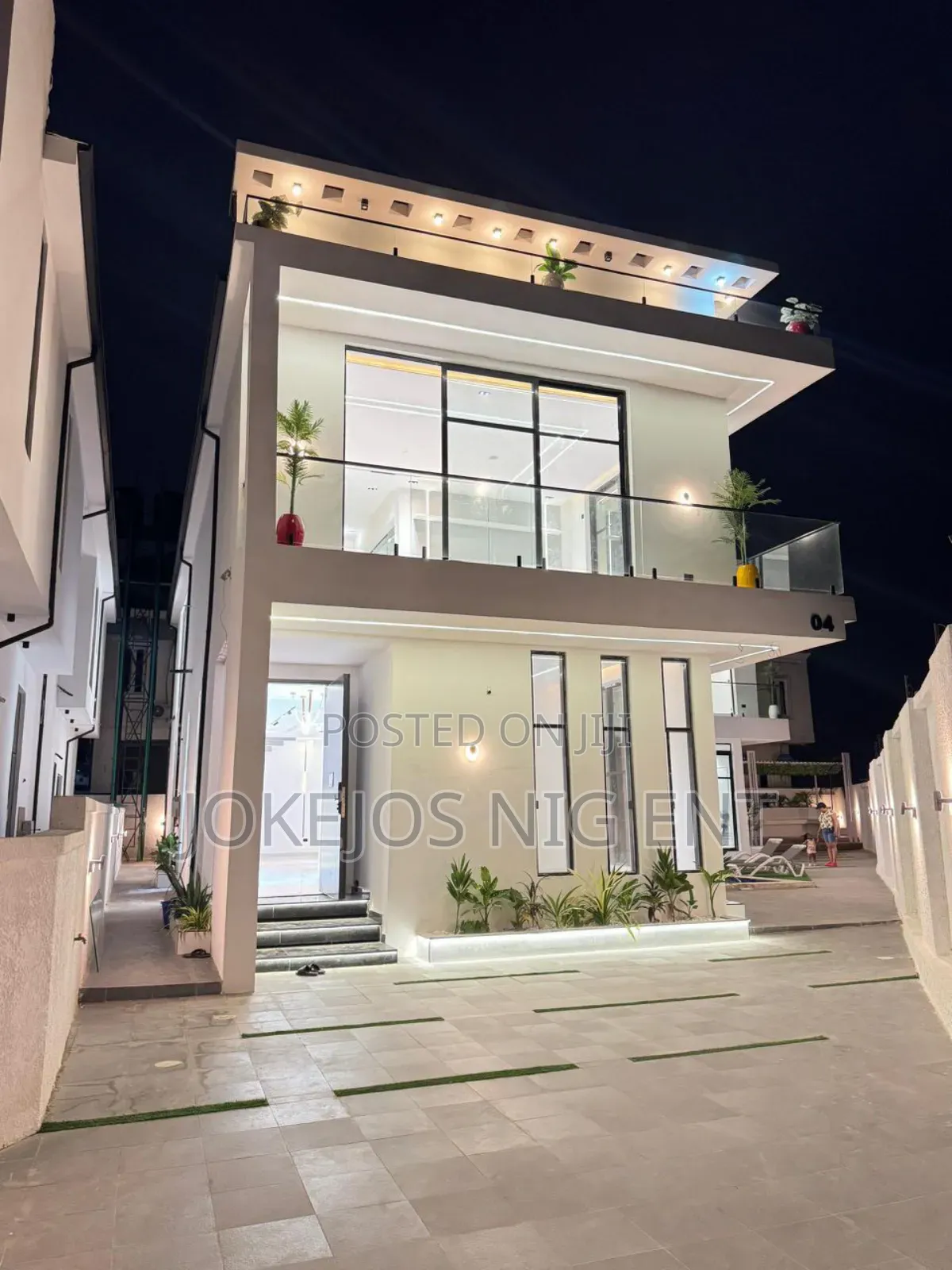 5bdrm Duplex in Chevron Drive for sale