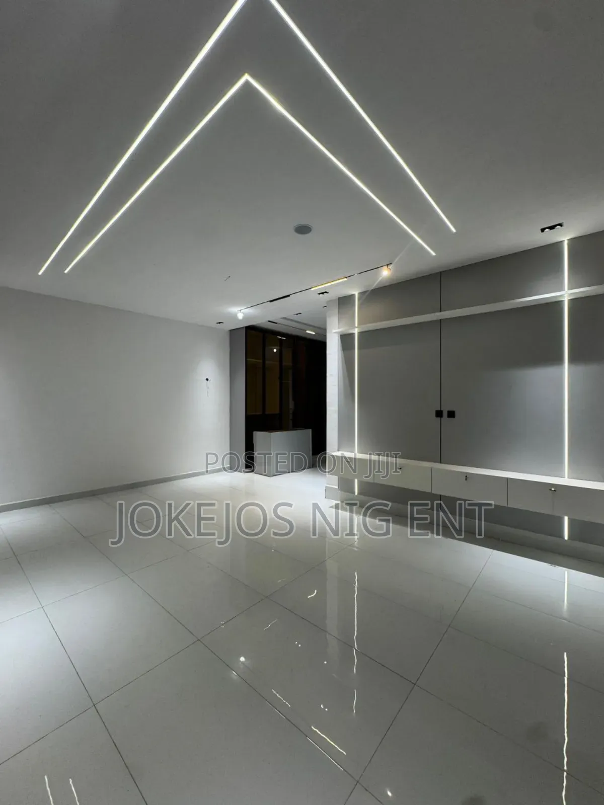 5bdrm Duplex in Chevron Drive for sale