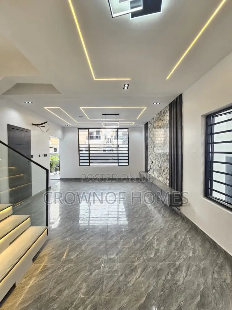 4bdrm Duplex in Chevron for sale