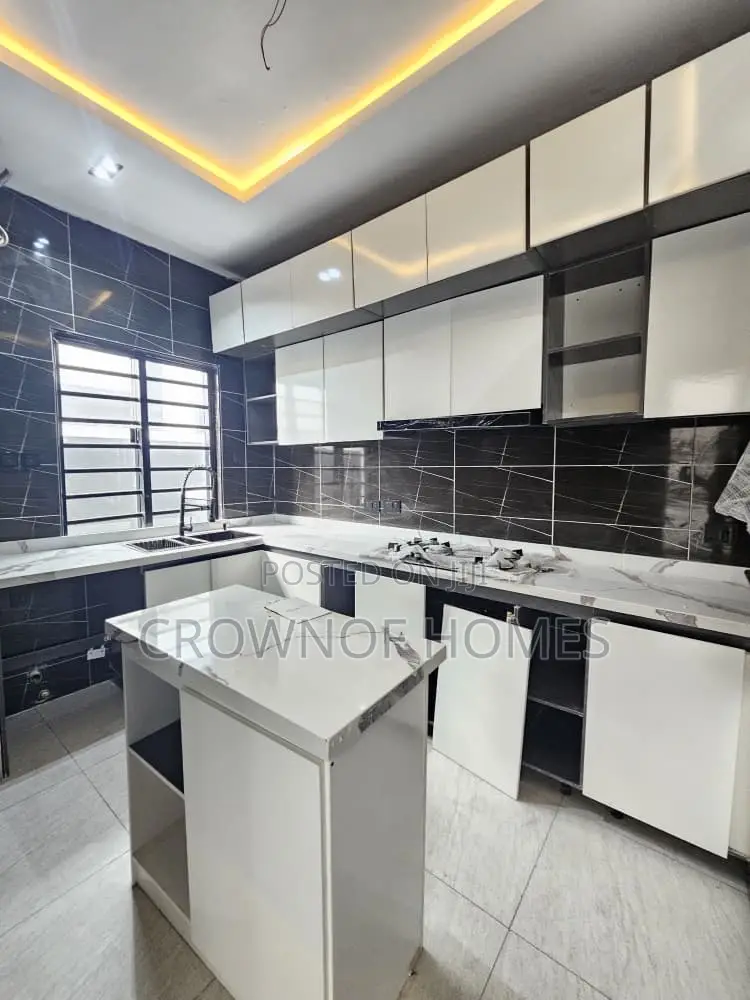 4bdrm Duplex in Chevron for sale