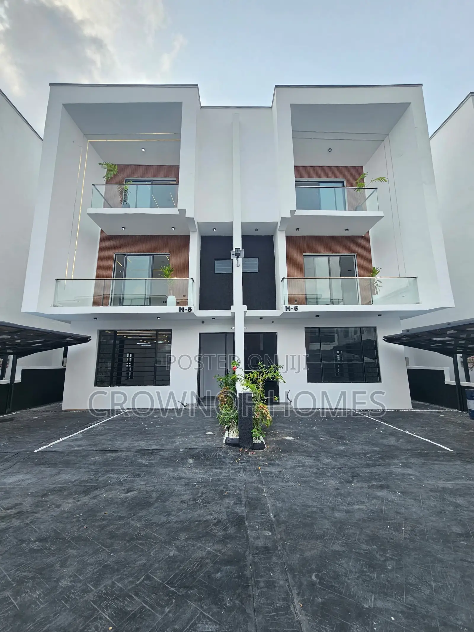 4bdrm Duplex in Chevron for sale