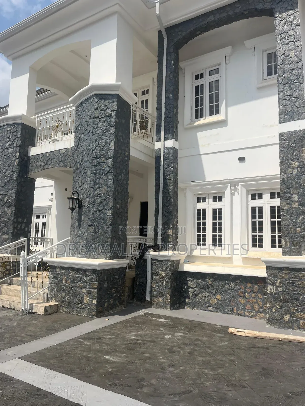 5bdrm Duplex in An Estate, Gwarinpa for sale