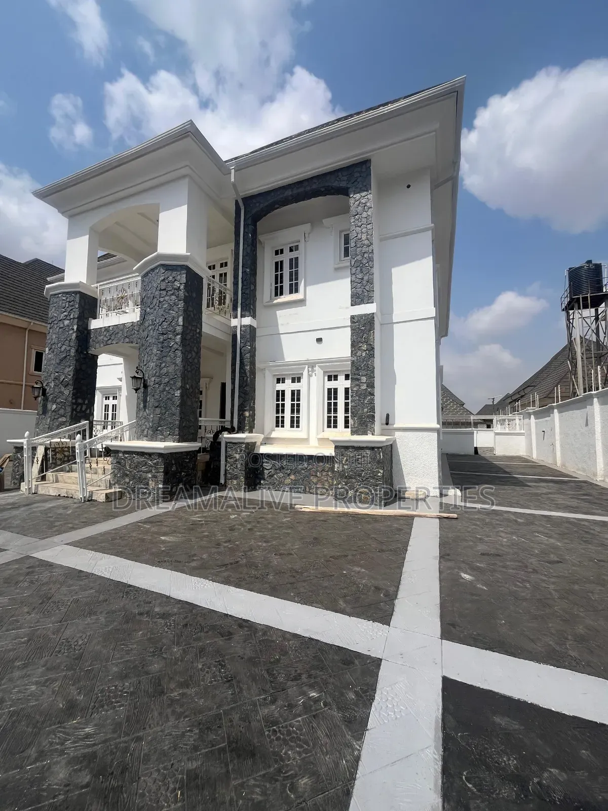5bdrm Duplex in An Estate, Gwarinpa for sale