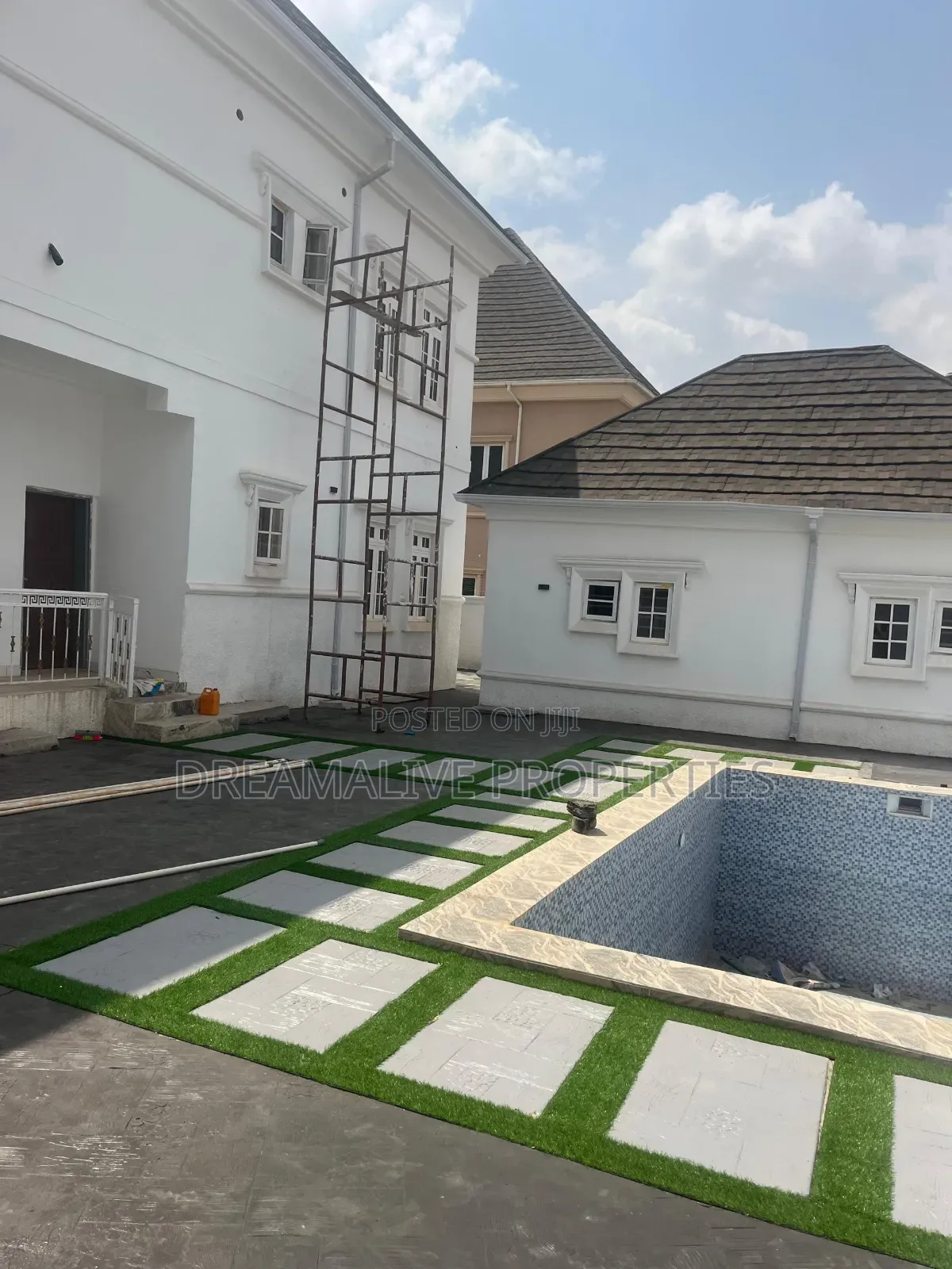 5bdrm Duplex in An Estate, Gwarinpa for sale