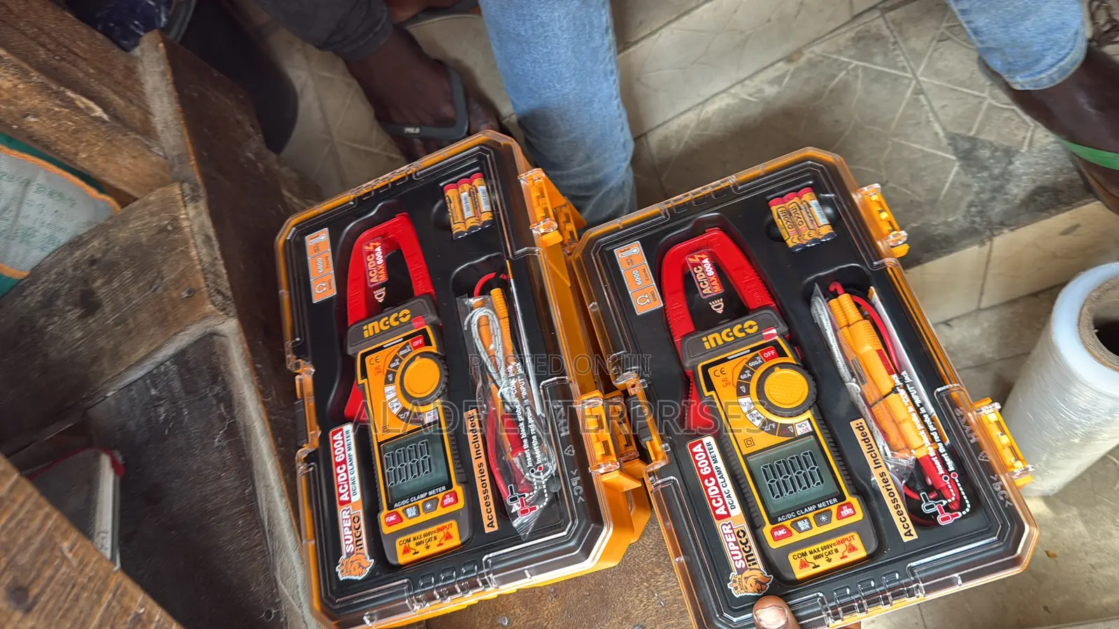Ingco Digital Clamp Meter Ac/Dc 600a