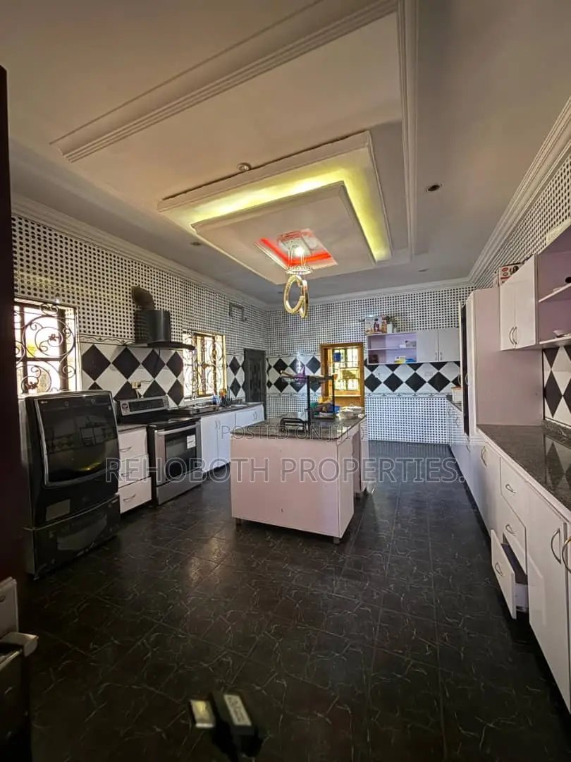 9bdrm Duplex in Jericho for sale