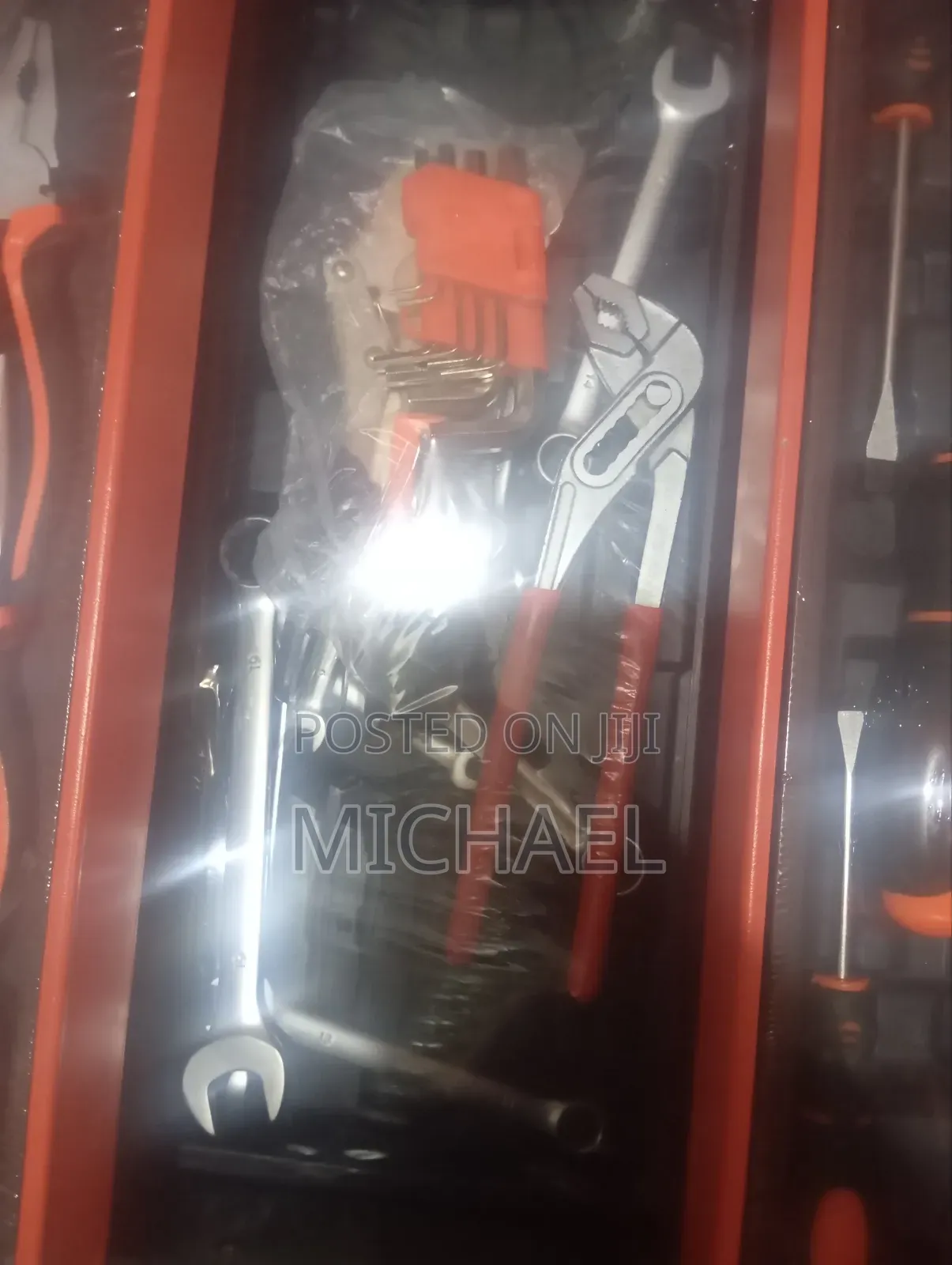 85 Pcs Tool Set With Metal Box