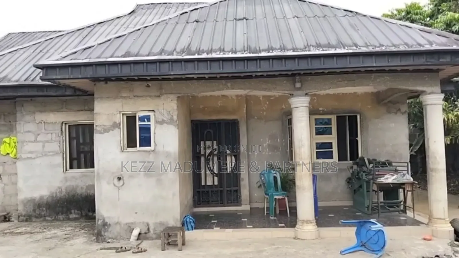 3bdrm Bungalow in Behind Local for sale
